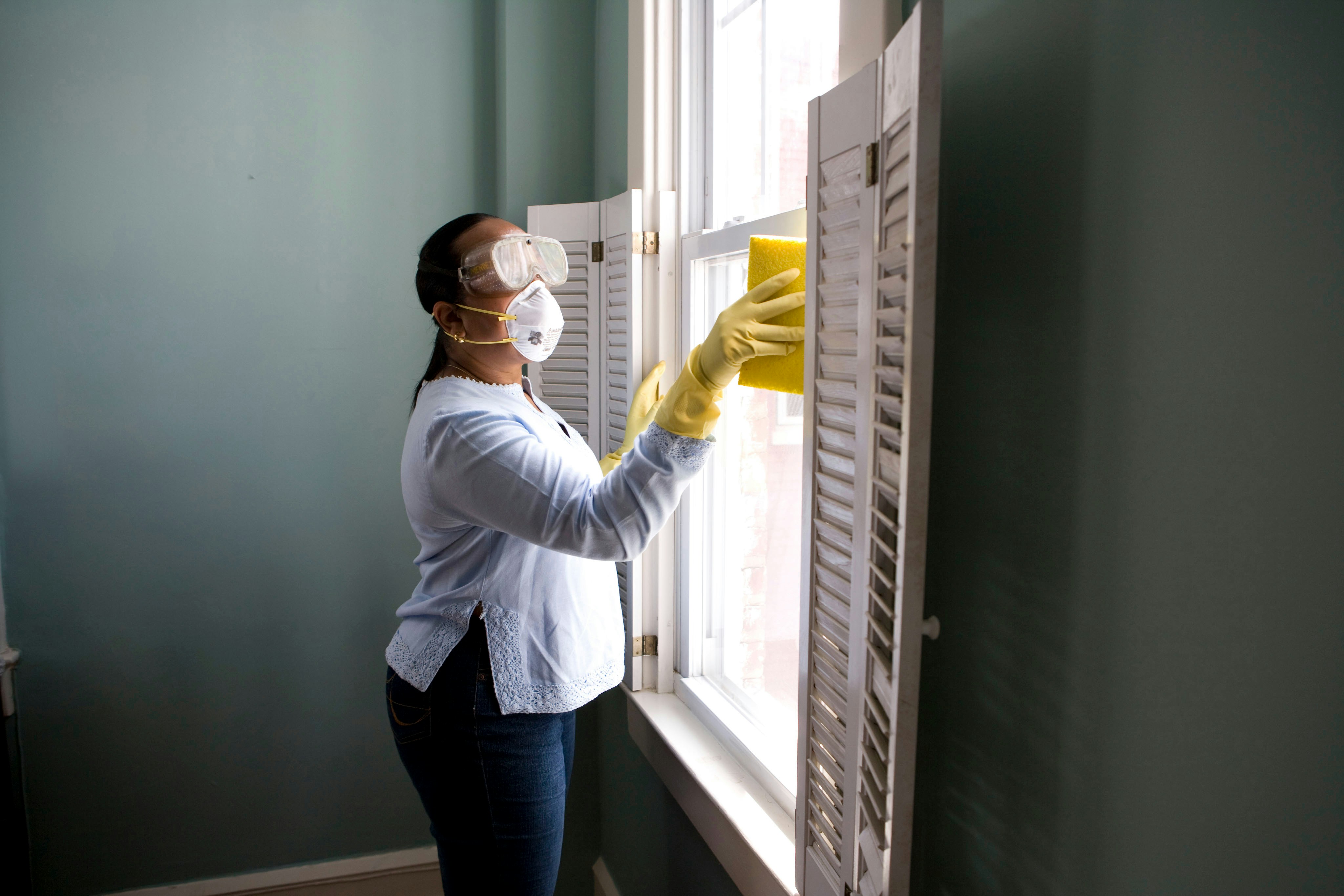 How to Safely Clean High Windows in Your Home